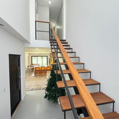 Casa Residencial com 204m², 3 quartos, 1 suíte, 2 garagens, no bairro Campeche em Florianópolis