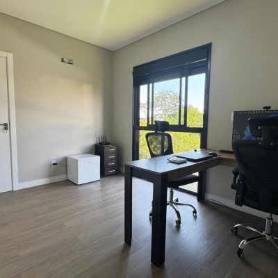 Casa Residencial com 204m², 3 quartos, 1 suíte, 2 garagens, no bairro Campeche em Florianópolis