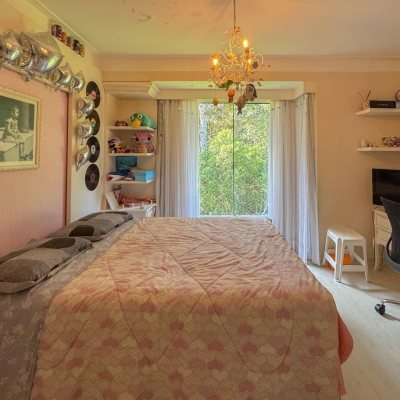 Casa Residencial com 350m², 4 quartos, 3 suítes, 3 garagens, no bairro Praia Mole em Florianópolis