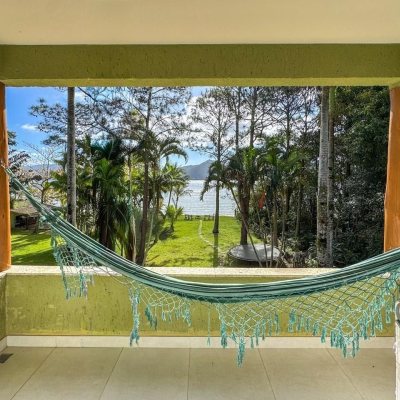 Casa Residencial com 350m², 4 quartos, 3 suítes, 3 garagens, no bairro Praia Mole em Florianópolis