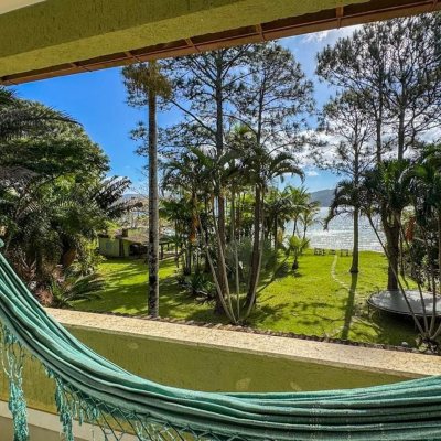Casa Residencial com 350m², 4 quartos, 3 suítes, 3 garagens, no bairro Praia Mole em Florianópolis