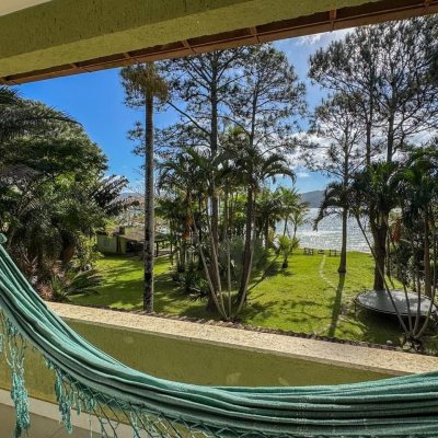 Casa Residencial com 350m², 4 quartos, 3 suítes, 3 garagens, no bairro Praia Mole em Florianópolis