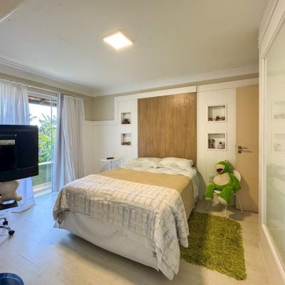 Casa Residencial com 350m², 4 quartos, 3 suítes, 3 garagens, no bairro Praia Mole em Florianópolis