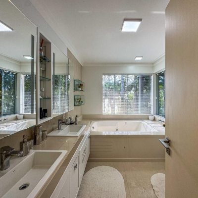 Casa Residencial com 350m², 4 quartos, 3 suítes, 3 garagens, no bairro Praia Mole em Florianópolis