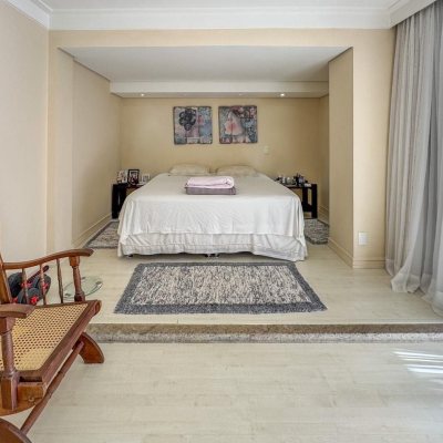 Casa Residencial com 350m², 4 quartos, 3 suítes, 3 garagens, no bairro Praia Mole em Florianópolis