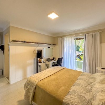 Casa Residencial com 350m², 4 quartos, 3 suítes, 3 garagens, no bairro Praia Mole em Florianópolis