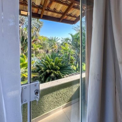 Casa Residencial com 350m², 4 quartos, 3 suítes, 3 garagens, no bairro Praia Mole em Florianópolis