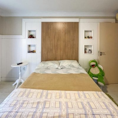 Casa Residencial com 350m², 4 quartos, 3 suítes, 3 garagens, no bairro Praia Mole em Florianópolis