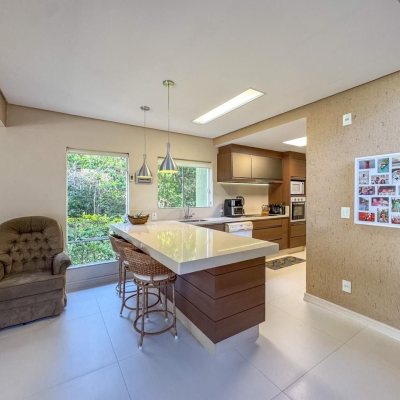 Casa Residencial com 350m², 4 quartos, 3 suítes, 3 garagens, no bairro Praia Mole em Florianópolis