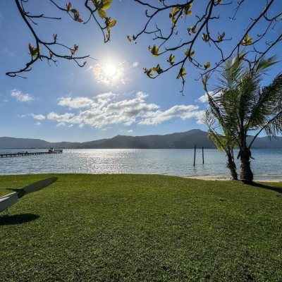 Casa Residencial com 350m², 4 quartos, 3 suítes, 3 garagens, no bairro Praia Mole em Florianópolis