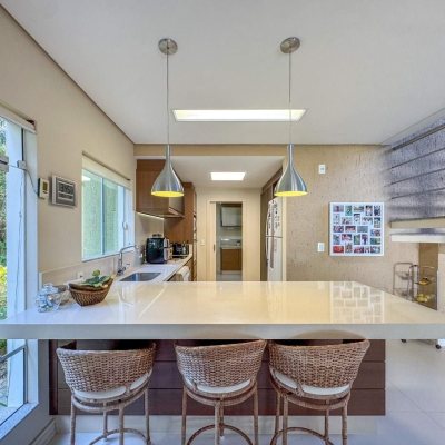 Casa Residencial com 350m², 4 quartos, 3 suítes, 3 garagens, no bairro Praia Mole em Florianópolis