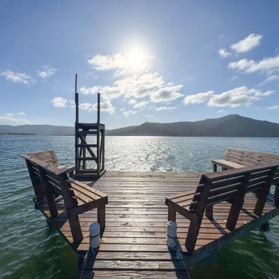 Casa Residencial com 350m², 4 quartos, 3 suítes, 3 garagens, no bairro Praia Mole em Florianópolis