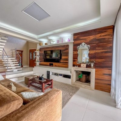 Casa Residencial com 350m², 4 quartos, 3 suítes, 3 garagens, no bairro Praia Mole em Florianópolis