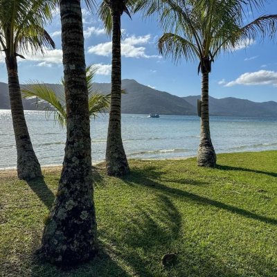 Casa Residencial com 350m², 4 quartos, 3 suítes, 3 garagens, no bairro Praia Mole em Florianópolis