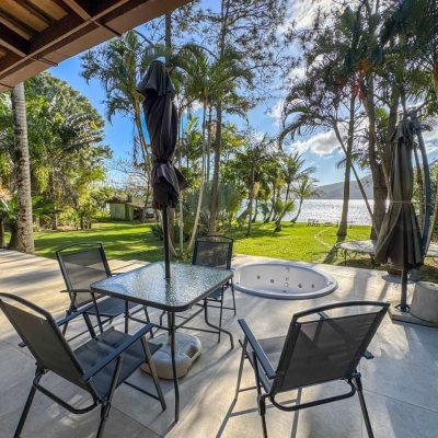 Casa Residencial com 350m², 4 quartos, 3 suítes, 3 garagens, no bairro Praia Mole em Florianópolis