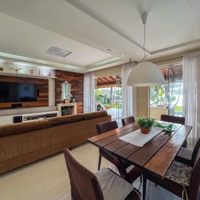 Casa Residencial com 350m², 4 quartos, 3 suítes, 3 garagens, no bairro Praia Mole em Florianópolis