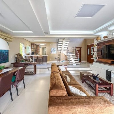 Casa Residencial com 350m², 4 quartos, 3 suítes, 3 garagens, no bairro Praia Mole em Florianópolis