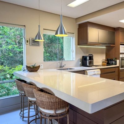 Casa Residencial com 350m², 4 quartos, 3 suítes, 3 garagens, no bairro Praia Mole em Florianópolis