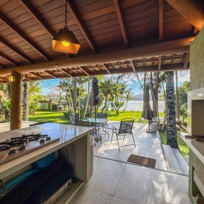 Casa Residencial com 350m², 4 quartos, 3 suítes, 3 garagens, no bairro Praia Mole em Florianópolis