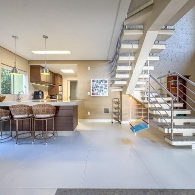 Casa Residencial com 350m², 4 quartos, 3 suítes, 3 garagens, no bairro Praia Mole em Florianópolis