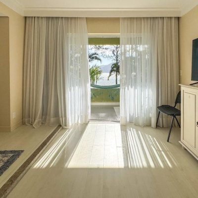 Casa Residencial com 350m², 4 quartos, 3 suítes, 3 garagens, no bairro Praia Mole em Florianópolis