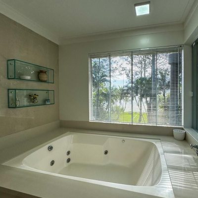 Casa Residencial com 350m², 4 quartos, 3 suítes, 3 garagens, no bairro Praia Mole em Florianópolis