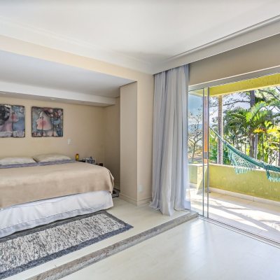 Casa Residencial com 350m², 4 quartos, 3 suítes, 3 garagens, no bairro Praia Mole em Florianópolis