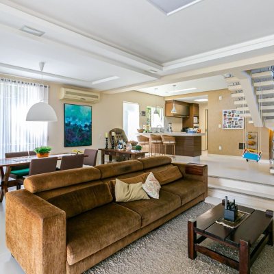 Casa Residencial com 350m², 4 quartos, 3 suítes, 3 garagens, no bairro Praia Mole em Florianópolis