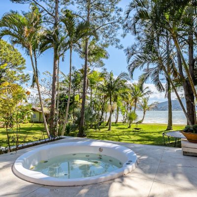 Casa Residencial com 350m², 4 quartos, 3 suítes, 3 garagens, no bairro Praia Mole em Florianópolis