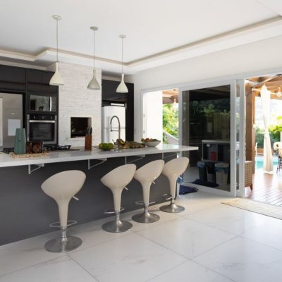 Casa Residencial com 340m², 3 quartos, 2 suítes, 2 garagens, no bairro Rio Tavares em Florianópolis
