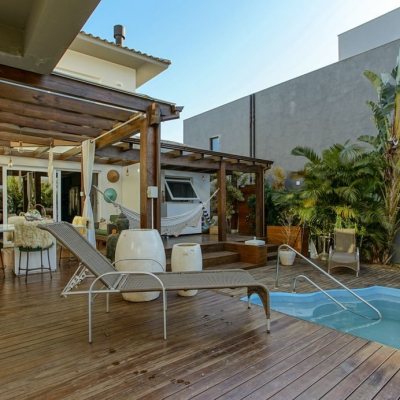 Casa Residencial com 340m², 3 quartos, 2 suítes, 2 garagens, no bairro Rio Tavares em Florianópolis