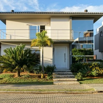 Casa Residencial com 340m², 3 quartos, 2 suítes, 2 garagens, no bairro Rio Tavares em Florianópolis