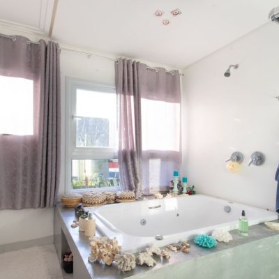 Casa Residencial com 340m², 3 quartos, 2 suítes, 2 garagens, no bairro Rio Tavares em Florianópolis