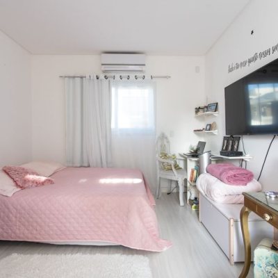 Casa Residencial com 340m², 3 quartos, 2 suítes, 2 garagens, no bairro Rio Tavares em Florianópolis