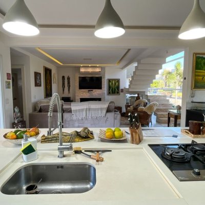 Casa Residencial com 340m², 3 quartos, 2 suítes, 2 garagens, no bairro Rio Tavares em Florianópolis