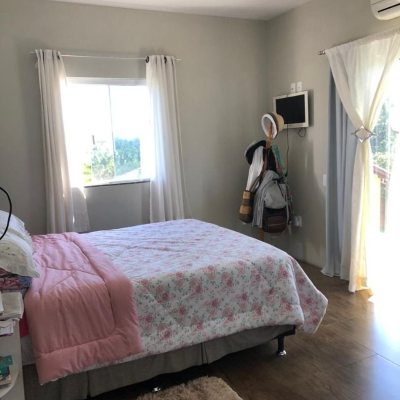 Casa Residencial com 197m², 4 quartos, 1 suíte, 3 garagens, no bairro Campeche em Florianópolis