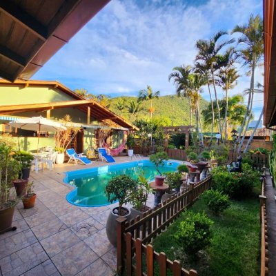 Casa Residencial com 250m², 4 quartos, 2 suítes, 3 garagens, no bairro Armação do Pântano do Sul em Florianópolis