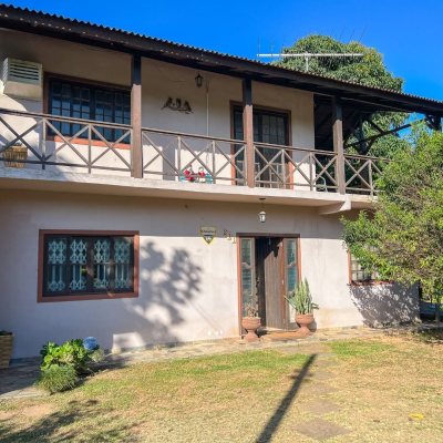 Casa Residencial com 244m², 3 quartos, 1 suíte, 2 garagens, no bairro Rio Tavares em Florianópolis