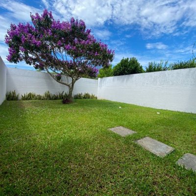 Casa Residencial com 141m², 3 quartos, 1 suíte, 2 garagens, no bairro Campeche em Florianópolis