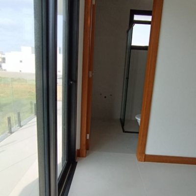 Casa Residencial com 161m², 3 quartos, 3 suítes, 2 garagens, no bairro Campeche em Florianópolis