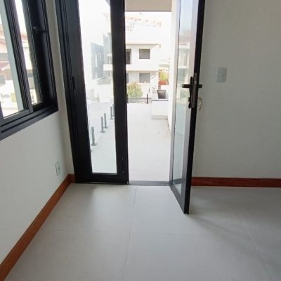 Casa Residencial com 161m², 3 quartos, 3 suítes, 2 garagens, no bairro Campeche em Florianópolis