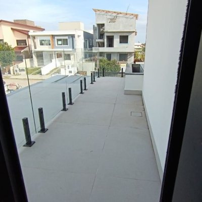 Casa Residencial com 161m², 3 quartos, 3 suítes, 2 garagens, no bairro Campeche em Florianópolis