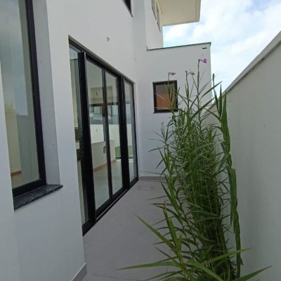 Casa Residencial com 161m², 3 quartos, 3 suítes, 2 garagens, no bairro Campeche em Florianópolis