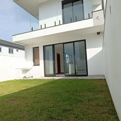 Casa Residencial com 161m², 3 quartos, 3 suítes, 2 garagens, no bairro Campeche em Florianópolis