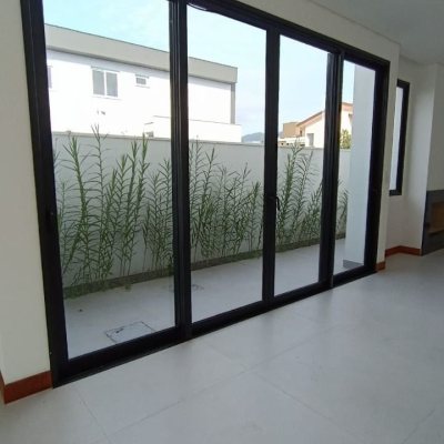 Casa Residencial com 161m², 3 quartos, 3 suítes, 2 garagens, no bairro Campeche em Florianópolis