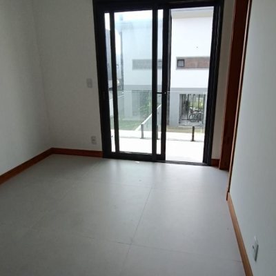 Casa Residencial com 161m², 3 quartos, 3 suítes, 2 garagens, no bairro Campeche em Florianópolis