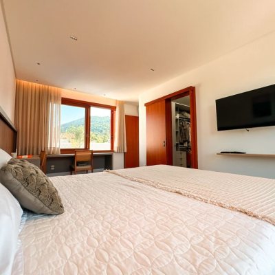 Casa Residencial com 530m², 4 quartos, 4 suítes, 4 garagens, no bairro Rio Tavares em Florianópolis