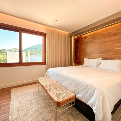 Casa Residencial com 530m², 4 quartos, 4 suítes, 4 garagens, no bairro Rio Tavares em Florianópolis