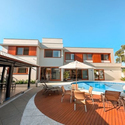 Casa Residencial com 530m², 4 quartos, 4 suítes, 4 garagens, no bairro Rio Tavares em Florianópolis