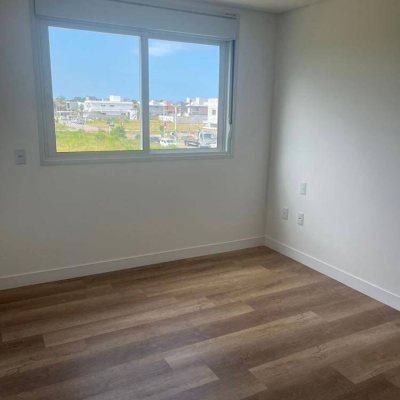 Casa Residencial com 150m², 3 quartos, 3 suítes, 2 garagens, no bairro Campeche em Florianópolis